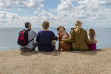 Kvinnor, Man Och Hund Njuter Av Utsikten över Havet Och Horisonten