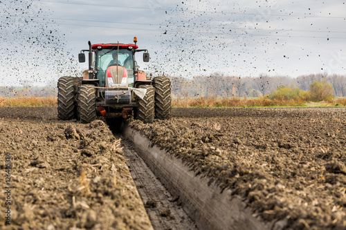 Fotografía Tractor con doble dique de ruedas excavando canal de drenaje