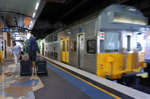 Obraz na płótnie Pasażerowie wysiadają z pociągów Sydney na stacji Circular Quay w Syd