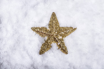 Wall Mural - gold star placed in snow