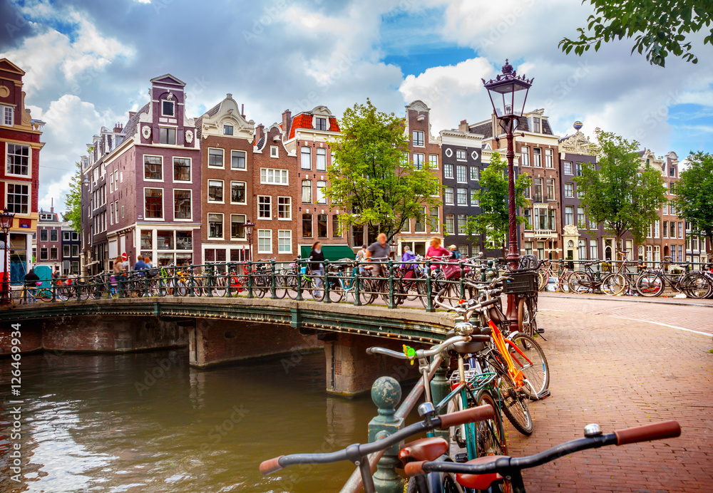 Canal in Amsterdam - obrazy, fototapety, plakaty 