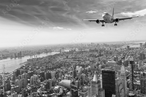 Obraz w ramie Airplane over Manhattan, NYC