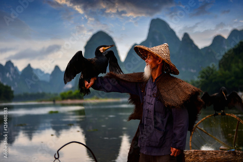 Cuadros en Lienzo Fisherman of Guilin, Li River and Karst mountains during the blue hour of dawn,G