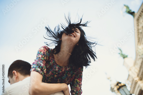 Fotografía Man is holding a happy woman in his arms