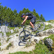 Mountainbikerin hat Spass beim schwierigen Downhill