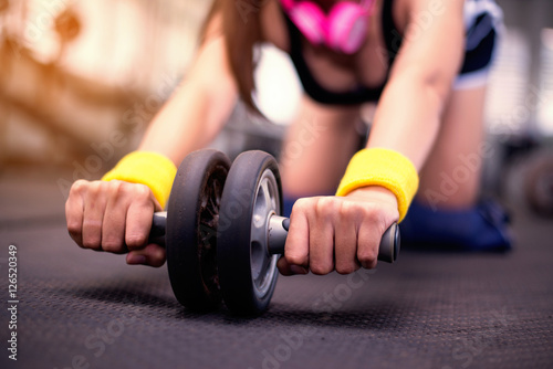 Photographie Gros plan, belles jeunes femmes faisant des exercices de pilates dans un studio