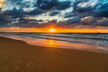 Wall Mural - sea waves on the sunset background