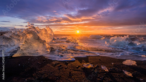 lody-na-plazy-w-jokulsarlon-poludniowo-wschodniej-islandii