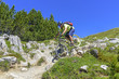 Mountainbiker fährt im unwegsamen Gelände 