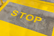 Znak STOP namalowany na betonowej drodze