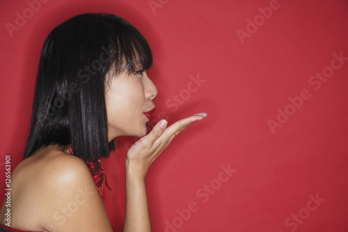 Fotografía Woman with bob haircut, blowing a kiss, side view