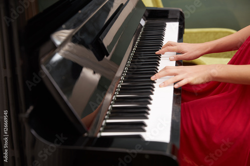 Fotografia  Piano hands pianist playing Musical instruments details with player hand closeup