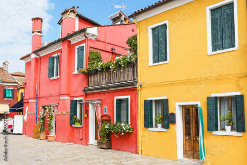 Fotografia Red and yellow houses in Burano Island (Venice, Italy)