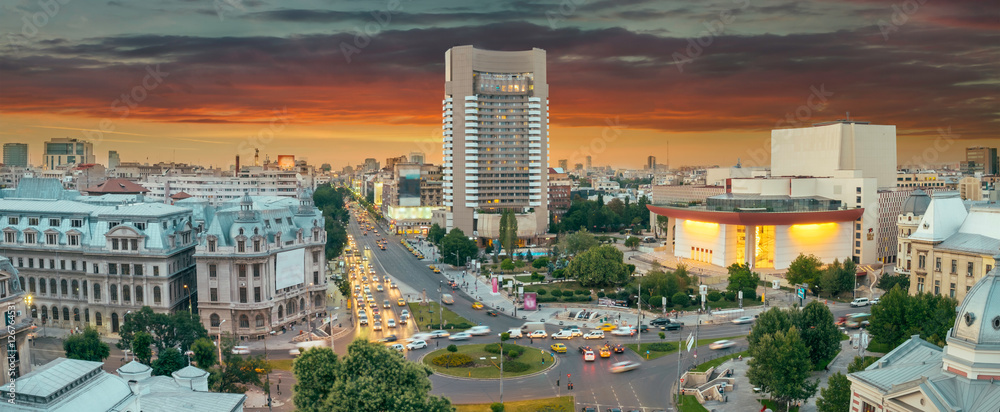 Obraz na płótnie Traffic lights in the center of the capital city of Romania, Bucharest. University Square photo shot at dusk. w salonie