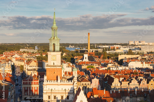 Plakat Poznański Polska, Sierpień, - 30, 2016: Urząd miasta, starzy i nowożytni budynki przy zmierzchem w mieście Poznańskim ,.