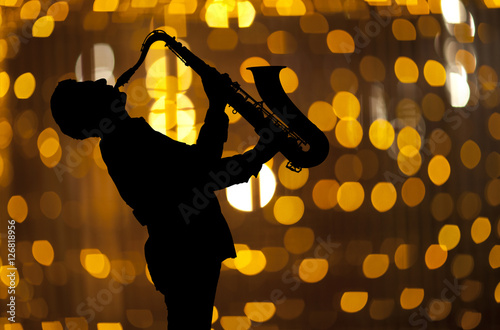 Plakat Saksofonista. Mężczyzna gra na saksofonie