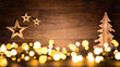 Weihnachten Hintergrund aus Holz und Lichtern, fröhlich und kontrastreich