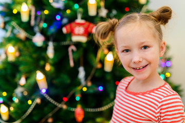 Canvas Print - Little girl decorating Christmas tree