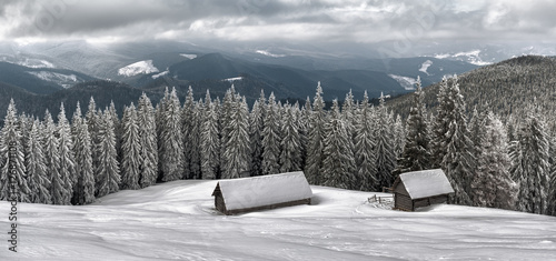 dwa-domki-w-gorach-w-mrozna-zime