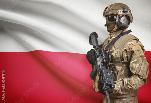  Obrazy Patriotyczne   zolnierz-w-helmie-trzymajac-karabin-maszynowy-z-flaga-na-tle-serii-polska