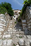 Fototapeta Desenie - Passage et escalier en pierre  de style moyen-âgeux dans le village de Saint-Paul de Vence dans les Alpes-Maritimes, France