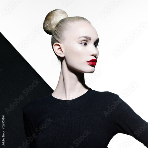 Naklejka dekoracyjna Elegant blode in geometric black and white background