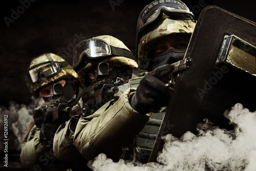 Foto  The man in the image of a member of the special forces with weap