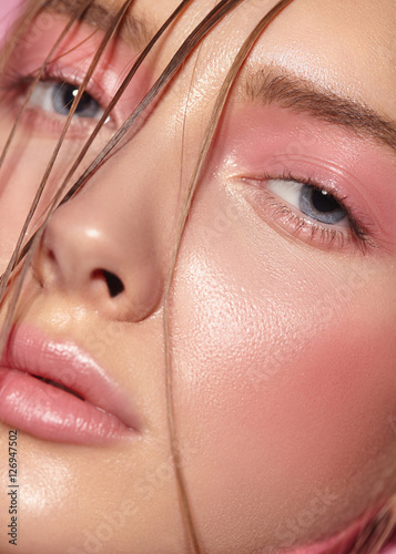 Fotografía Portrait of girl with bright pink make-up.