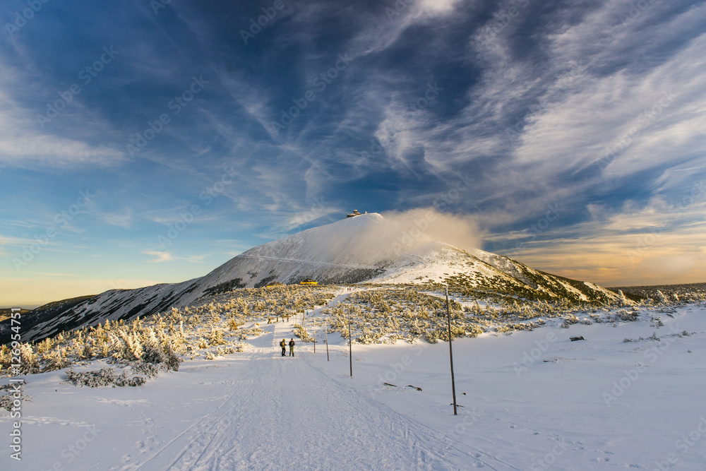 Śnieżka w zimie, krajobraz z górskim szczytem w Karkonoszach - obrazy, fototapety, plakaty 