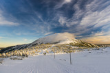 Fototapeta  - Śnieżka w zimie, krajobraz z górskim szczytem w Karkonoszach
