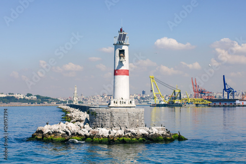 Plakat Latarnia morska na tle port w Istanbuł