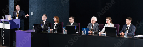 Fotomural Politicians discussing during conference in european parliament