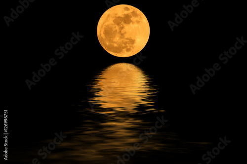 Plakat Super księżyc żółty i cienie w wodzie.