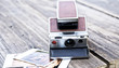 Vintage Polaroid Kamera mit Fotos