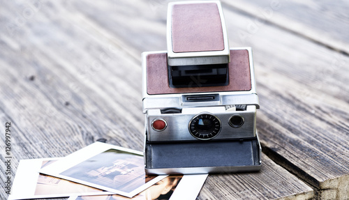 Vintage Polaroid Kamera Mit Fotos Kaufen Sie Dieses Foto Und Finden Sie Ahnliche Bilder Auf Adobe Stock Adobe Stock