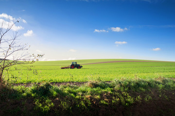 Wall Mural - tracteur dans les champs