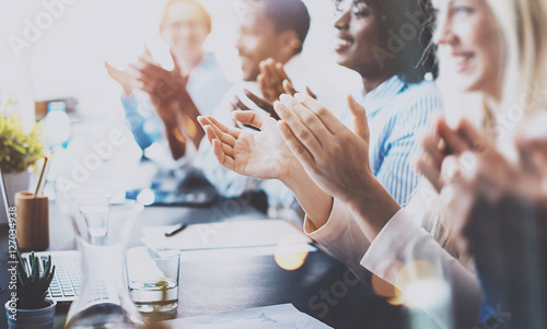 Fotografía Photo of partners clapping hands after business seminar