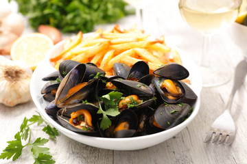 Canvas Print - mussel and french fries