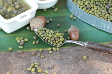 Boiled green bean in syrup is delicious.