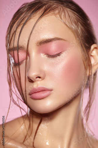 Fotografía Beautiful portrait of girl with pink makeup