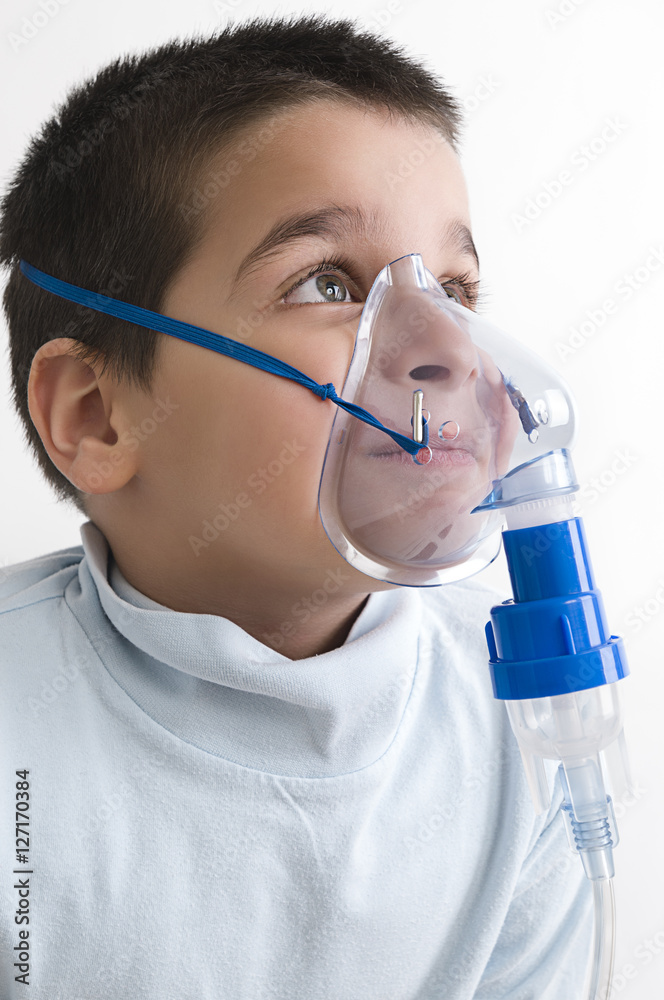 Foto de Stock Image of a little boy with asthma using oxygen mask Adobe Stock