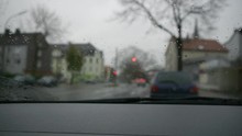 Im Auto Sitzend Windschutzscheibe Und Scheibenwischer Bei Regen