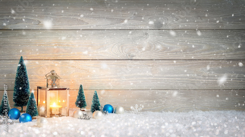 Foto-Tischdecke - Weihnachten Holz und Schnee Hintergrund, verziert mit einer Laterne und Weihnachtsdeko (von Smileus)