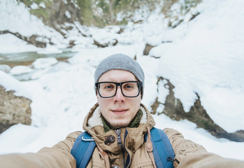 Poster - Traveler man doing selfie