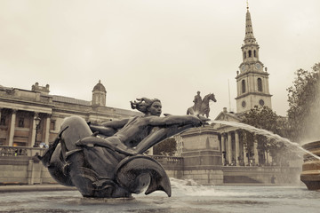 Fototapete - Mermaid statue on Trafalgar Square
