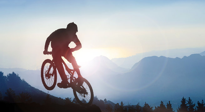 Fototapete - Mountainbiking im Hochgebirge bei Sonnenaufgang