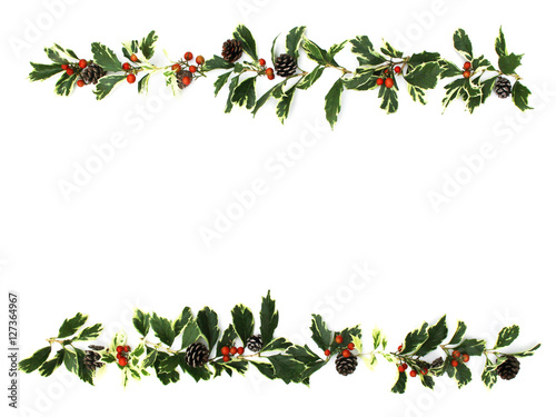 ヒイラギの葉とナンテンの実と松ぼっくりのクリスマスの飾り Adobe Stock でこのストック画像を購入して 類似の画像をさらに検索 Adobe Stock