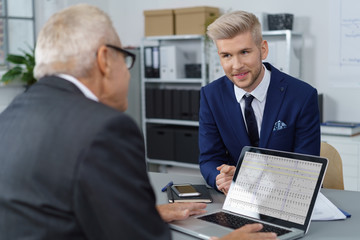 Canvas Print - geschäftsmänner sitzen sich am schreibtisch gegenüber und reden