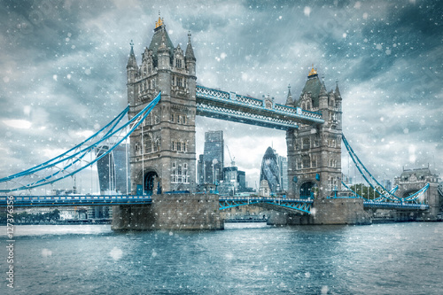 tower-bridge-in-london-bei-schnee-und-sturm