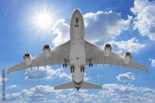 Fotografía Vista inferior del despegue del avión hacia el cielo